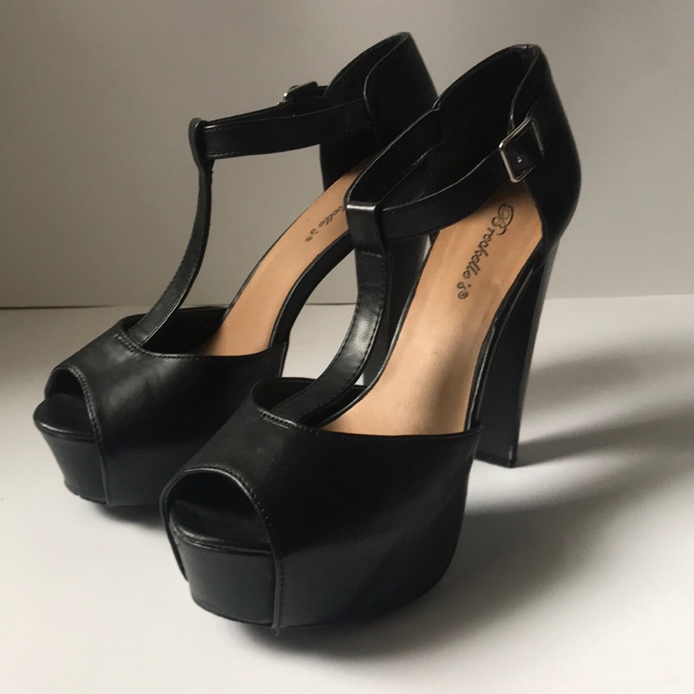 Breckelle’s Black platform high heel shoes